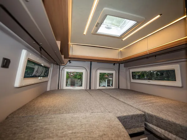 Summit Prime 640 – Gemütliches Heckbett im Reisemobil mit Fenstern und Deckenbeleuchtung