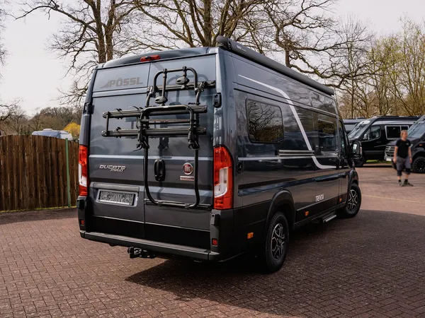 Trenta 640 – Graues Pössl Trenta 640 Reisemobil mit Fahrradträger von hinten