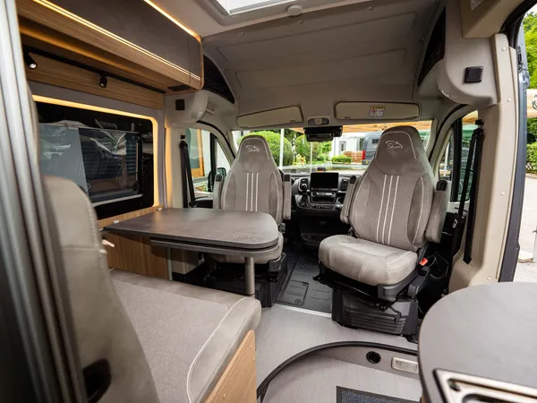 Summit Shine 640 R – Sitzgruppe und drehbare Vordersitze im Innenraum des Reisemobils