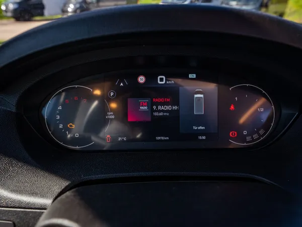 Columbus 600 E – Digitales Tacho im Columbus 600 E mit Radioanzeige und Warnleuchten.