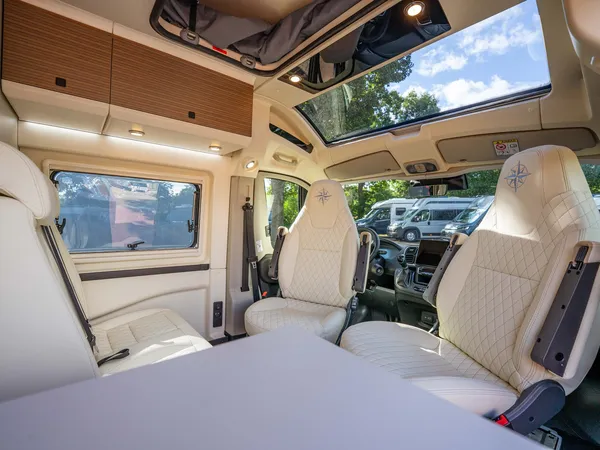 Columbus 540 D – Helle Sitzgruppe mit Tisch und drehbaren Vordersitzen im Wohnmobil