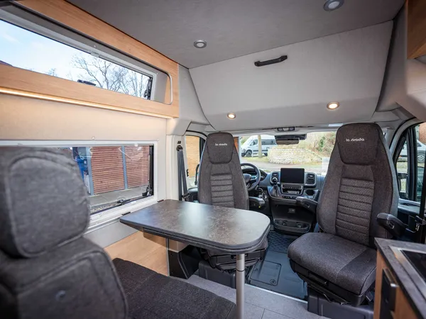 Avanti F – Blick vom Innenraum nach vorne, mit Sitzgruppe und Cockpit des Reisemobils.