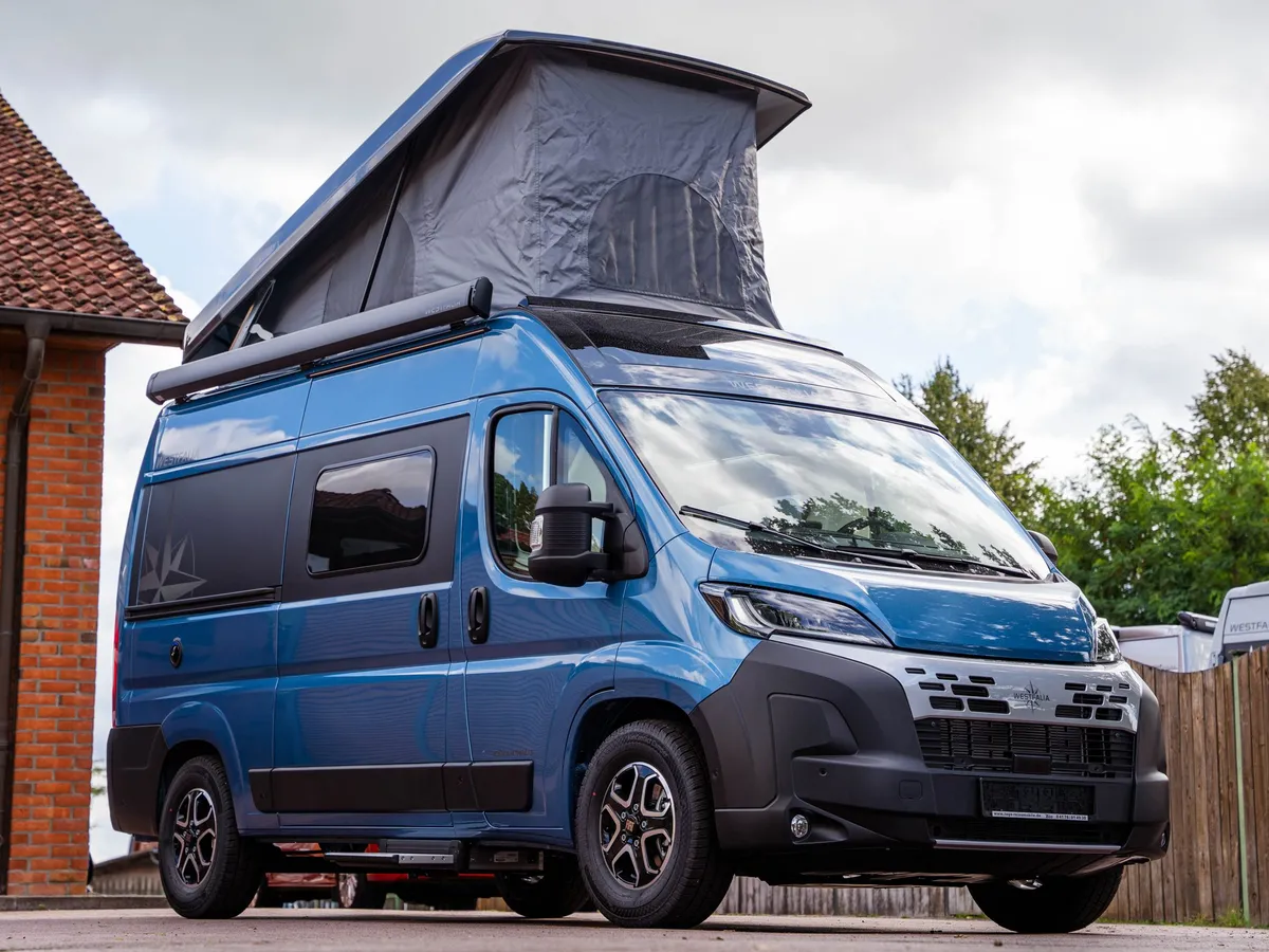 Columbus 540 D – Blauer Kastenwagen Columbus 540 D mit Aufstelldach, schräg von vorne.