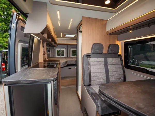 Summit Prime 640 – Blick durch die offene Schiebetür in den Summit Prime Innenraum