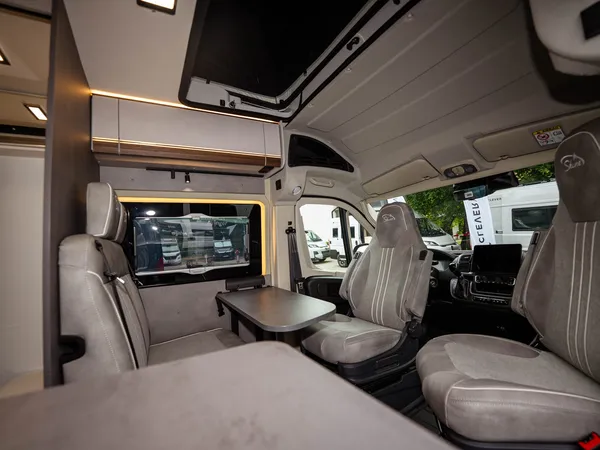 Summit Shine 600 L – Sitzgruppe und Cockpit des Kastenwagens von vorne fotografiert