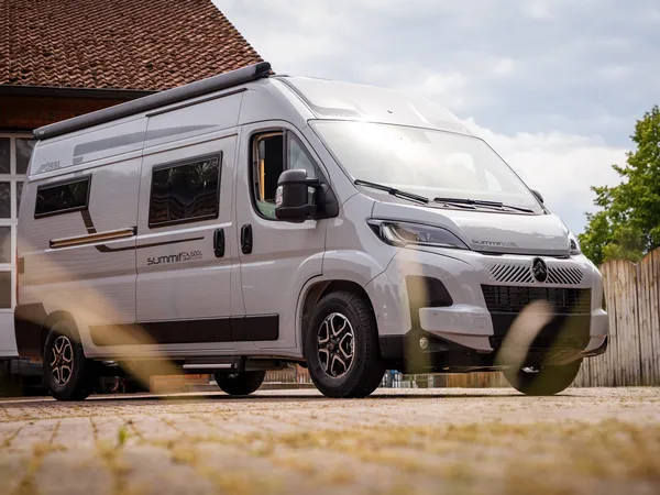 Summit Shine 600 L Elegance – Helles Reisemobil Summit Shine 600 L Elegance schräg von vorne