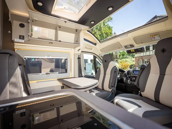 Nansen 600L – Innenansicht des Nansen 600L mit Sitzecke und Cockpit.