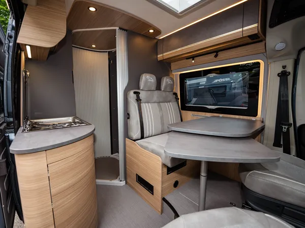 Summit Shine 640 R – Innenansicht Küchenzeile und Sitzgruppe des Reisemobils