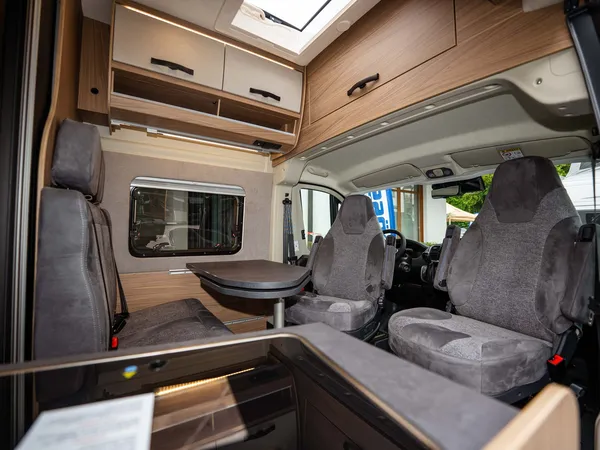 Roadcruiser Revolution – Sitzgruppe mit gedrehten Vordersitzen und Tisch im Reisemobil