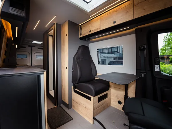 Roadstar XL Evo – Innenansicht des Roadstar XL Evo mit Sitzgruppe und Tisch.