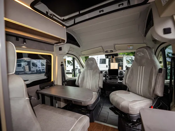 Summit Shine 600 L – Sitzgruppe und drehbare Fahrersitze im Reisemobil