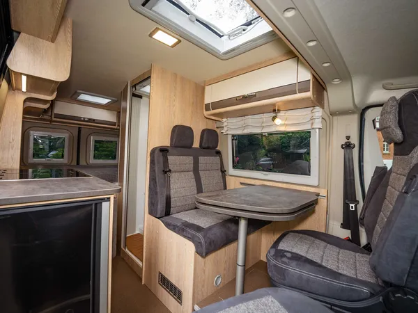 Summit 600 B – Heller Innenraum des Reisemobils mit Sitzgruppe, Küche und Bad