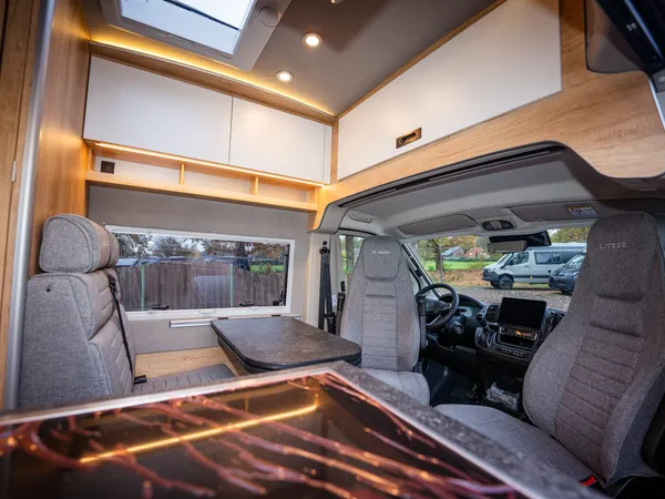 Avanti EB – Innenansicht des Reisemobils mit Cockpit, Sitzgruppe und Schränken