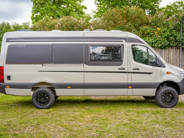 Regent EB – Helle Seitenansicht des Regent EB Reisemobils auf Gras