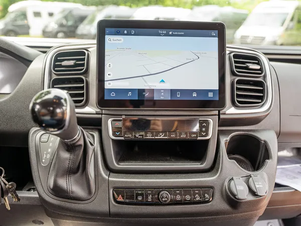 Summit Shine 600 L Elegance – Cockpit mit großem Navigationsdisplay, Automatikschaltung und Klimabedienung.