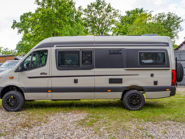 Regent EB – Seitenansicht des Regent EB Reisemobils in Beige mit Offroad-Reifen.