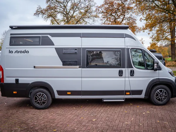Avanti EB – Helle Seitenansicht des La Strada Avanti EB Reisemobils mit Markise.