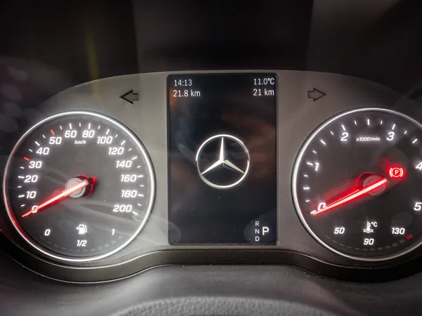 Roadstar XT – Instrumentenanzeige des Cockpits mit Drehzahlmesser, Tacho und Display.