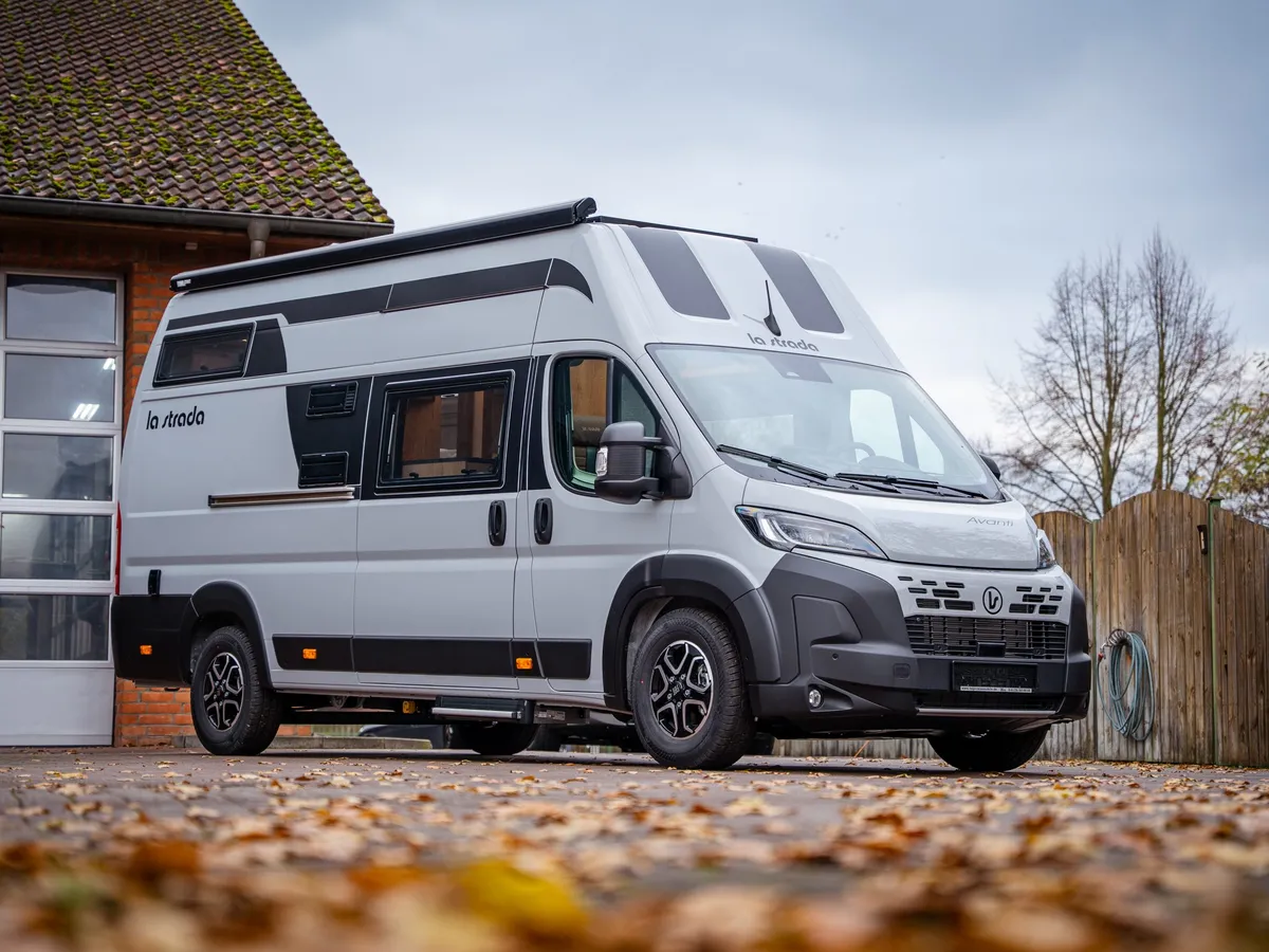 Avanti EB – Graues Reisemobil La Strada Avanti EB von vorne schräg
