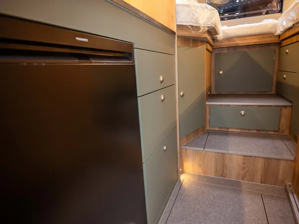 Einzelbetten und Kühlschrank im Heckbereich des La Strada Nova EB