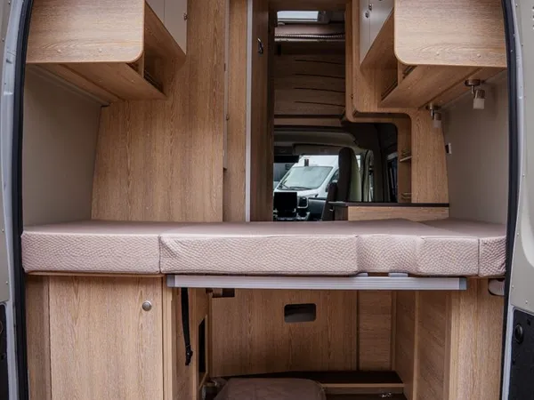 2Win Vario – Heckstauraum eines Reisemobils mit Bett und viel Platz
