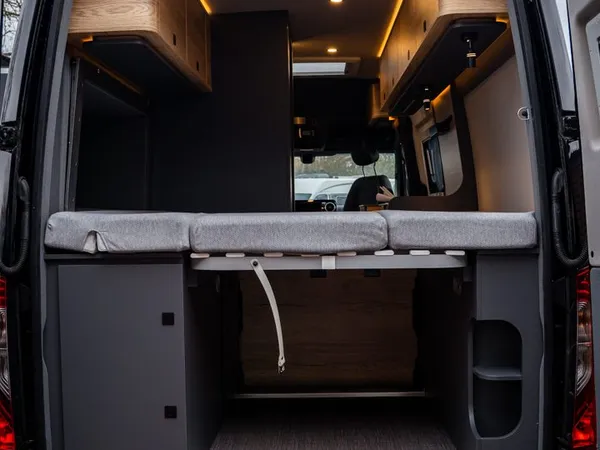 Roadstar X – Heckansicht des Roadstar X mit offenem Kofferraum und Stauraum.
