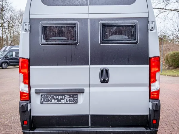Avanti E – Heckansicht eines grauen Kastenwagens (Avanti E) mit Fenstern.