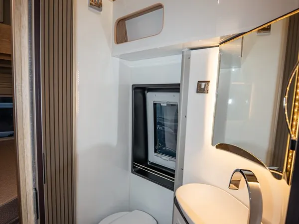2Win Vario – Modernes Badezimmer mit Toilette, Waschbecken und Duschbereich im Reisemobil.