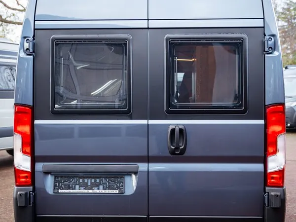 Avanti C – Heckansicht des grauen La Strada Avanti C Reisemobils mit Fenstern.