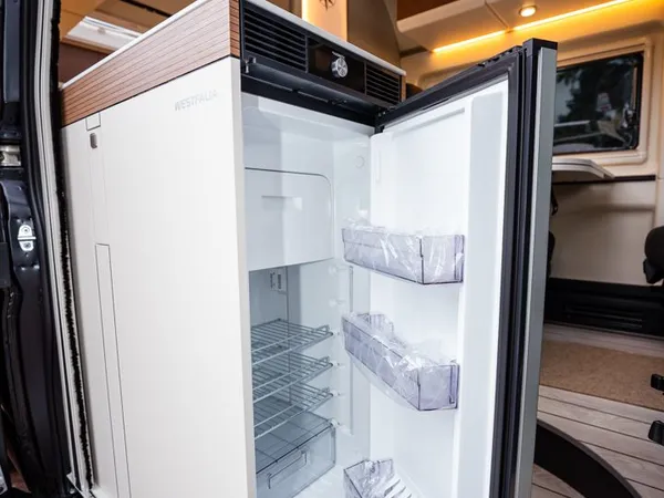 Columbus 600 D – Kühlschrank im Columbus 600 D Reisemobil mit offener Tür.