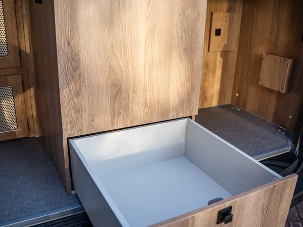 Regent E – Ausgezogene Schublade im Heckstauraum eines Reisemobils mit Holzoptik