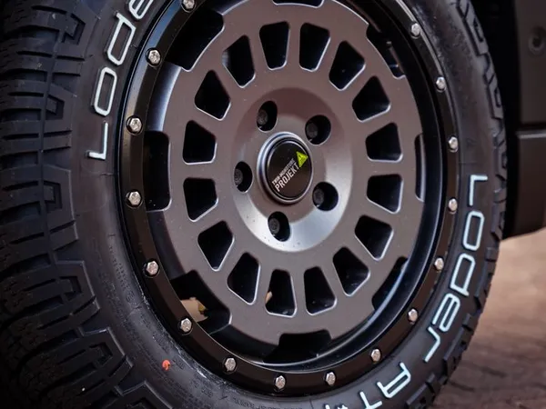 Columbus 600 D – Nahaufnahme eines Rades mit All-Terrain-Reifen und Felge des Columbus 600 D.