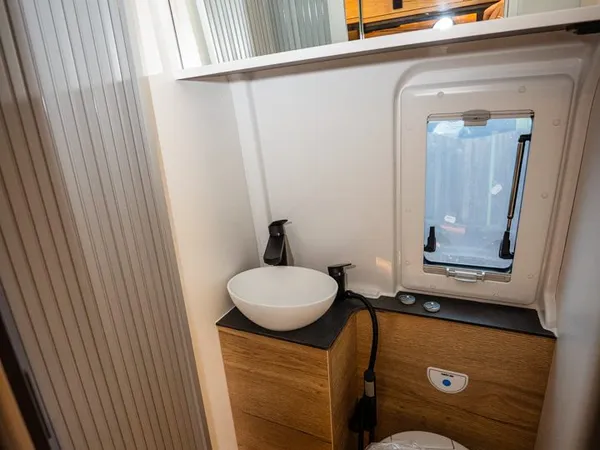 Roadstar X – Innenansicht des Badezimmers mit Toilette, Waschbecken und Spiegel im Roadstar X.