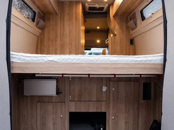 Avanti EBF – Blick in den Heckstauraum eines Reisemobils mit Bett darüber.