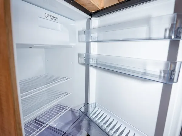 Avanti E – Blick in den geöffneten Kühlschrank des Reisemobils, mit Fächern und Türablagen.