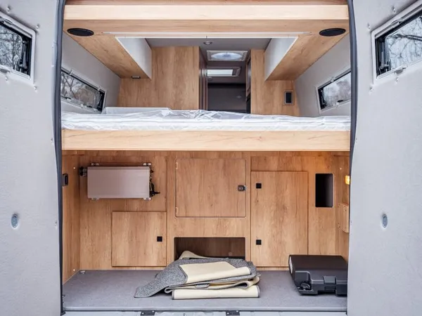 Avanti E – Heckstauraum des Avanti E mit Doppelbett und geöffneten Türen.