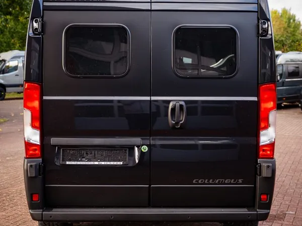 Columbus 600 D – Heckansicht eines schwarzen Westfalia Columbus 600 D Kastenwagens.