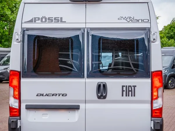 2Win Vario – Heckansicht eines weißen Pössl 2Win Vario Kastenwagen-Reisemobils
