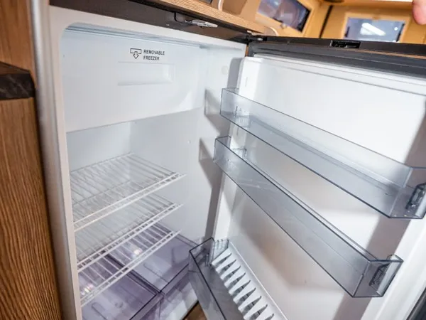 Avanti EBF – Offener Kühlschrank im Küchenbereich eines Avanti EBF Reisemobils.