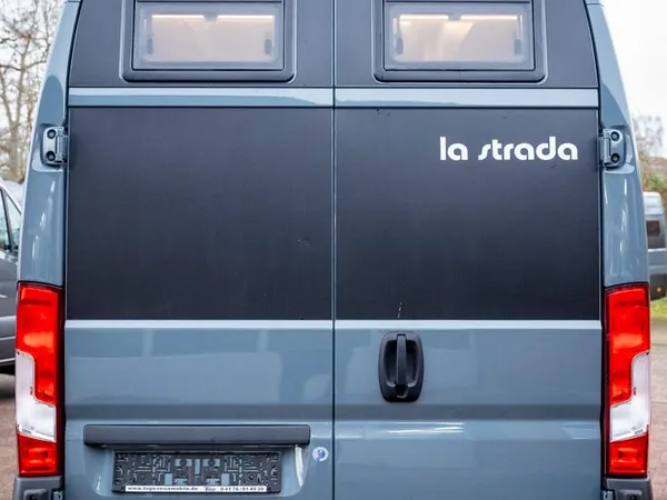 Avanti EBF – Heckansicht eines grauen La Strada Avanti EBF Kastenwagens.