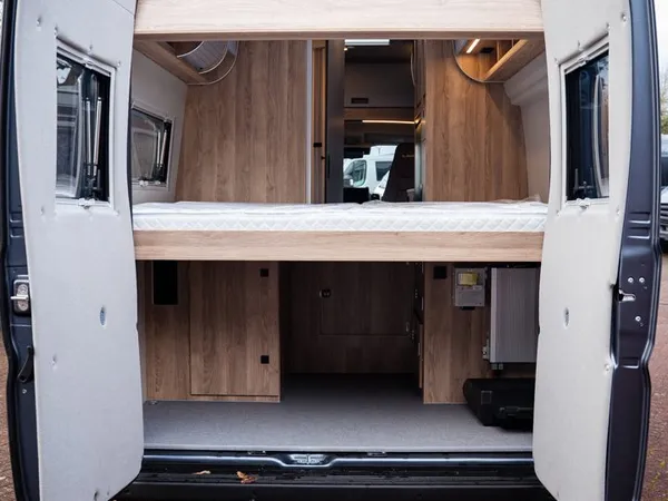 Avanti C – Heckansicht eines Reisemobils mit geöffneten Türen und Blick auf den Stauraum.