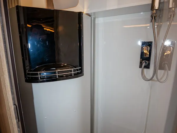 2Win Vario – Kompaktes Bad mit Dusche und drehbarem Waschbecken im Reisemobil.