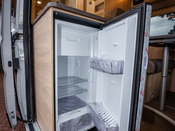 2Win Vario – Offener Kühlschrank in der Küche eines Wohnmobils (2Win Vario).