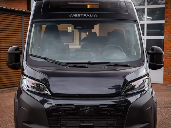 Columbus 600 D – Schwarzes Westfalia Columbus 600 D Reisemobil, Frontansicht auf Einfahrt.