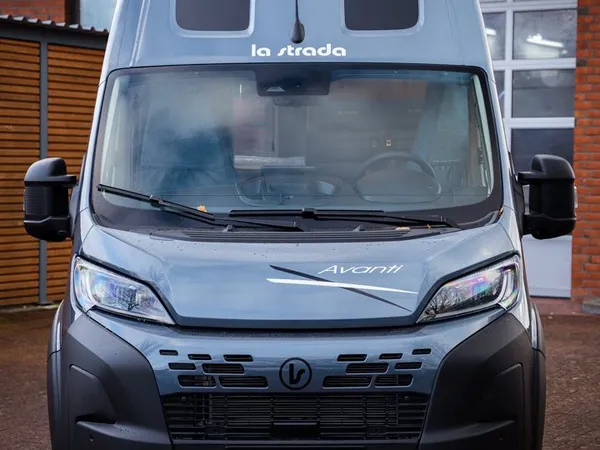 Avanti C – Graues Reisemobil Avanti C von La Strada, Frontansicht.