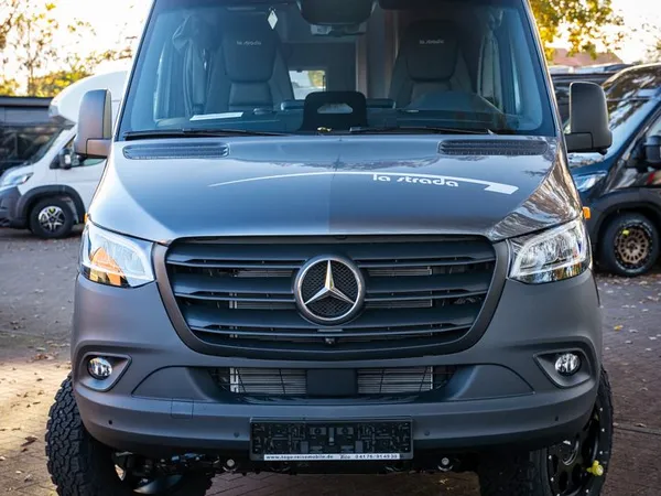 Regent E – Grauer La Strada Regent E Wohnmobil frontal im Freien.