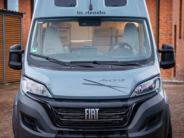 Avanti EBF – Graues La Strada Avanti EBF Reisemobil, Frontansicht, vor Haus.