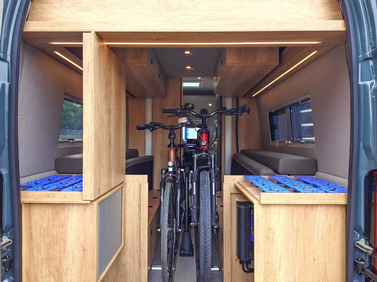 Avanti R – Heckstauraum eines Reisemobils mit zwei Fahrrädern und Blick in den Innenraum.