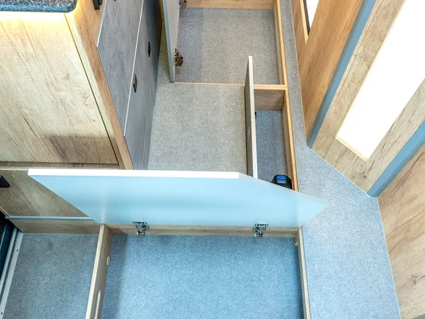 Avanti R – Geöffnete Bodenfächer bieten zusätzlichen Stauraum im Reisemobil.
