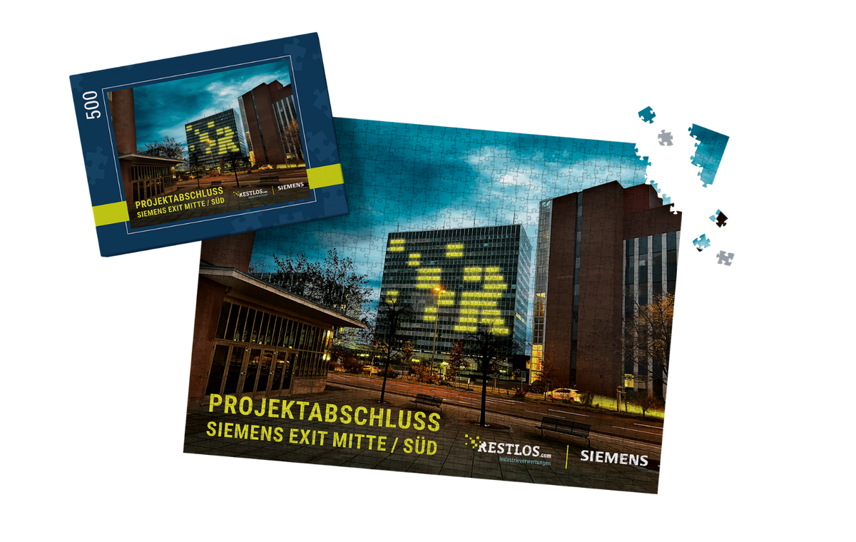Mockup eines 500-teiligen Puzzles mit Verpackung: Hochhaus mit leuchtendem Pixel-Motiv und Aufschrift „Projektabschluss Siemens Exit Mitte / Süd“